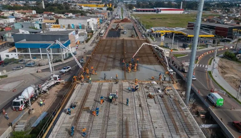 Obras avançam com a concretagem da pista do Viaduto Curitiba-Pinhais, etapa que antecede a execução das camadas que formarão o pavimento da nova estrutura.