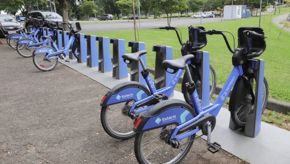 O prefeito Eduardo Pimentel assinou um decreto que estabelece normas específicas para a circulação e as exigências técnicas de bicicletas elétricas.