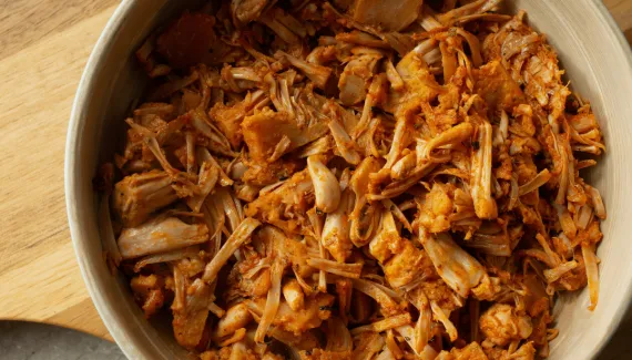 Já experimentou carne de jaca? Veja como fazer essa opção vegana para diferentes recheios