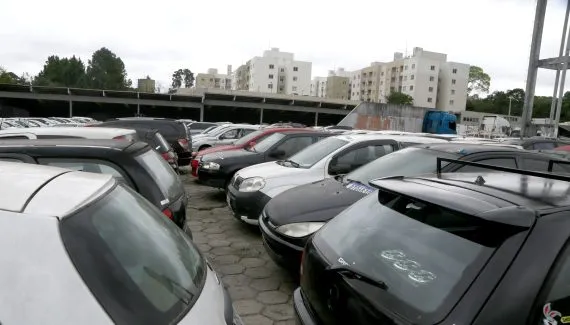 Curitiba realiza leilão de 30 veículos apreendidos no trânsito