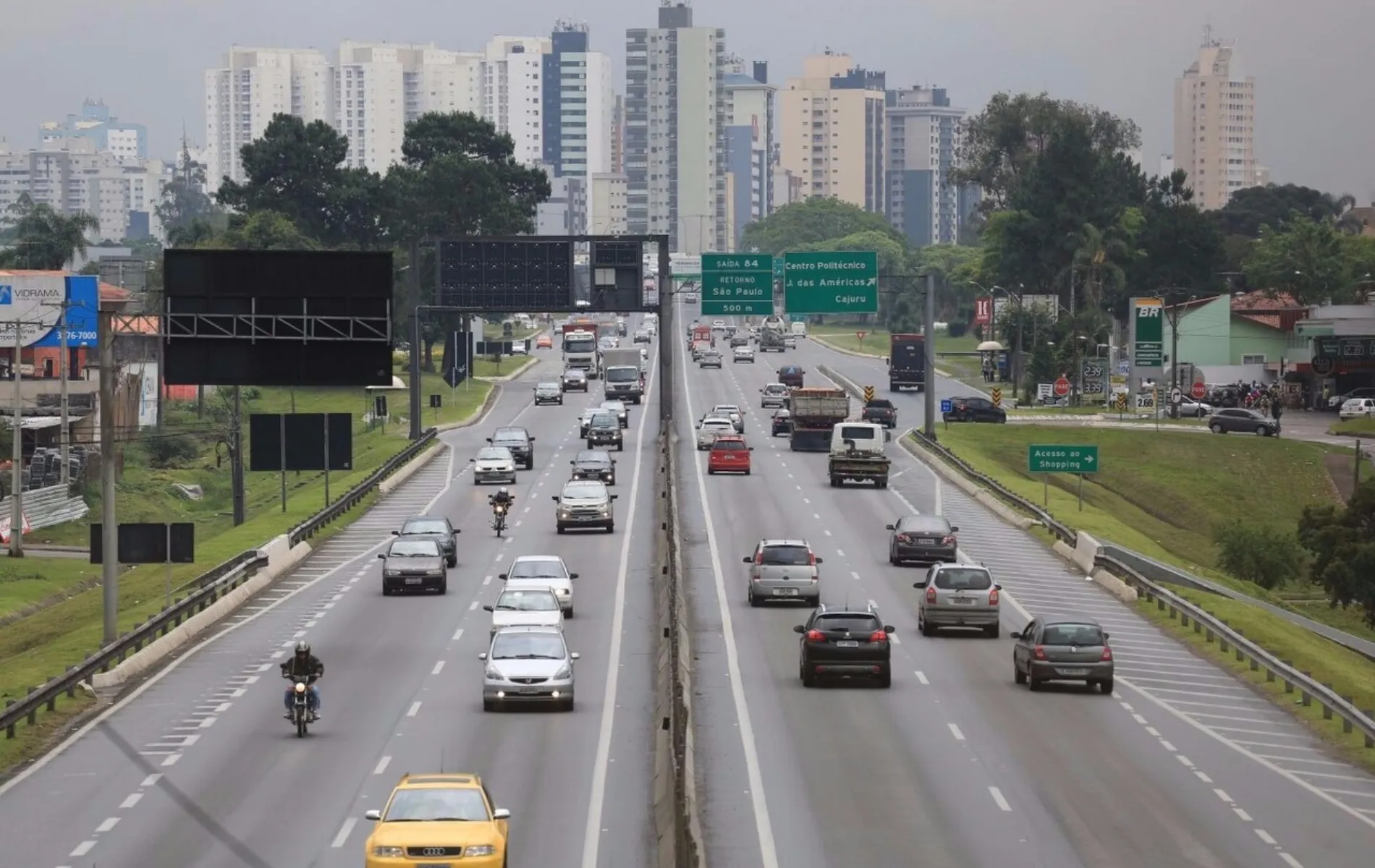 BR-476 tem erosões e quedas de barreira em vários pontos no Paraná nesta segunda (21)