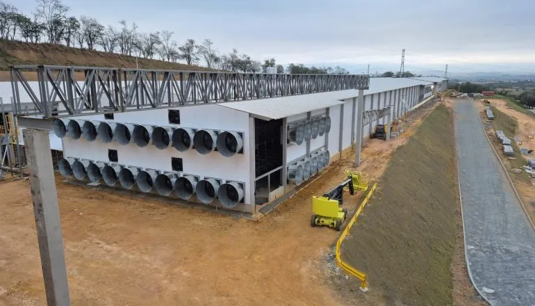 Mantiqueira no Paraná / vista fachada da nova fábrica em construção