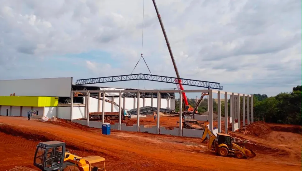 Mantiqueira no Paraná / vista fachada da nova fábrica em construção