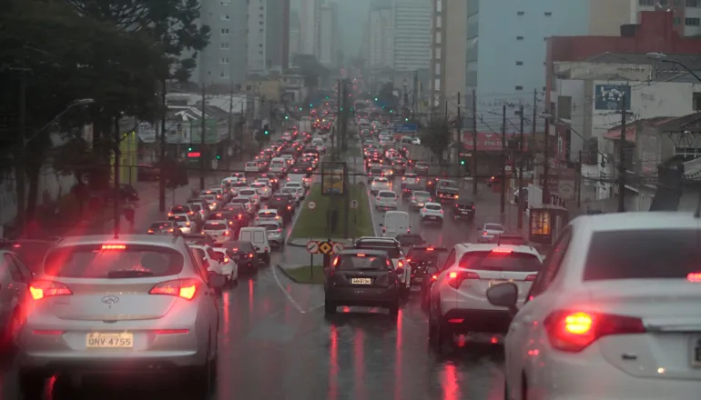 Trânsito em Curitiba: Via Vêneto tem Pare e Siga nesta terça (22)