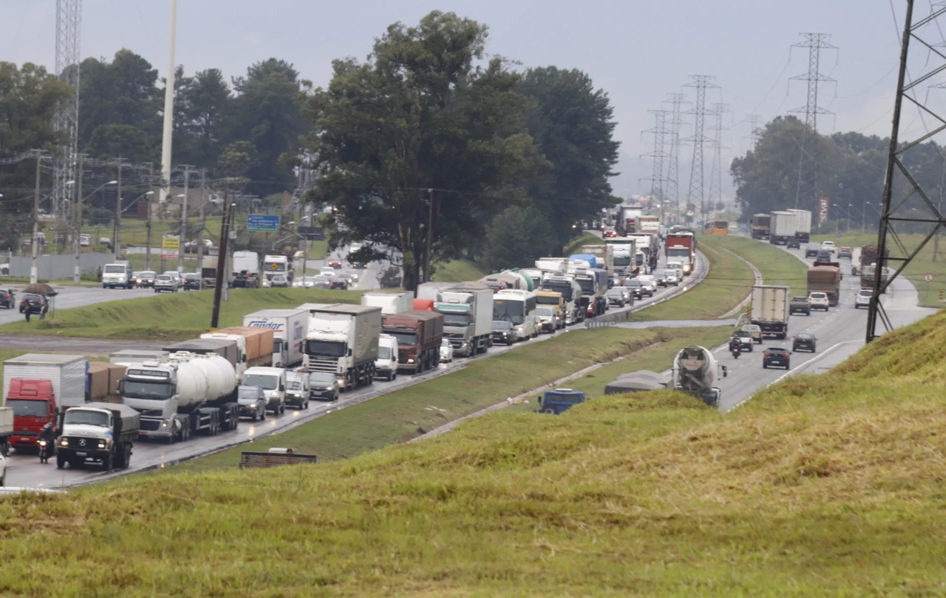 Mais de 50 bloqueios: BR-476 é interditada por erosão severa e rodovias do Paraná têm restrições