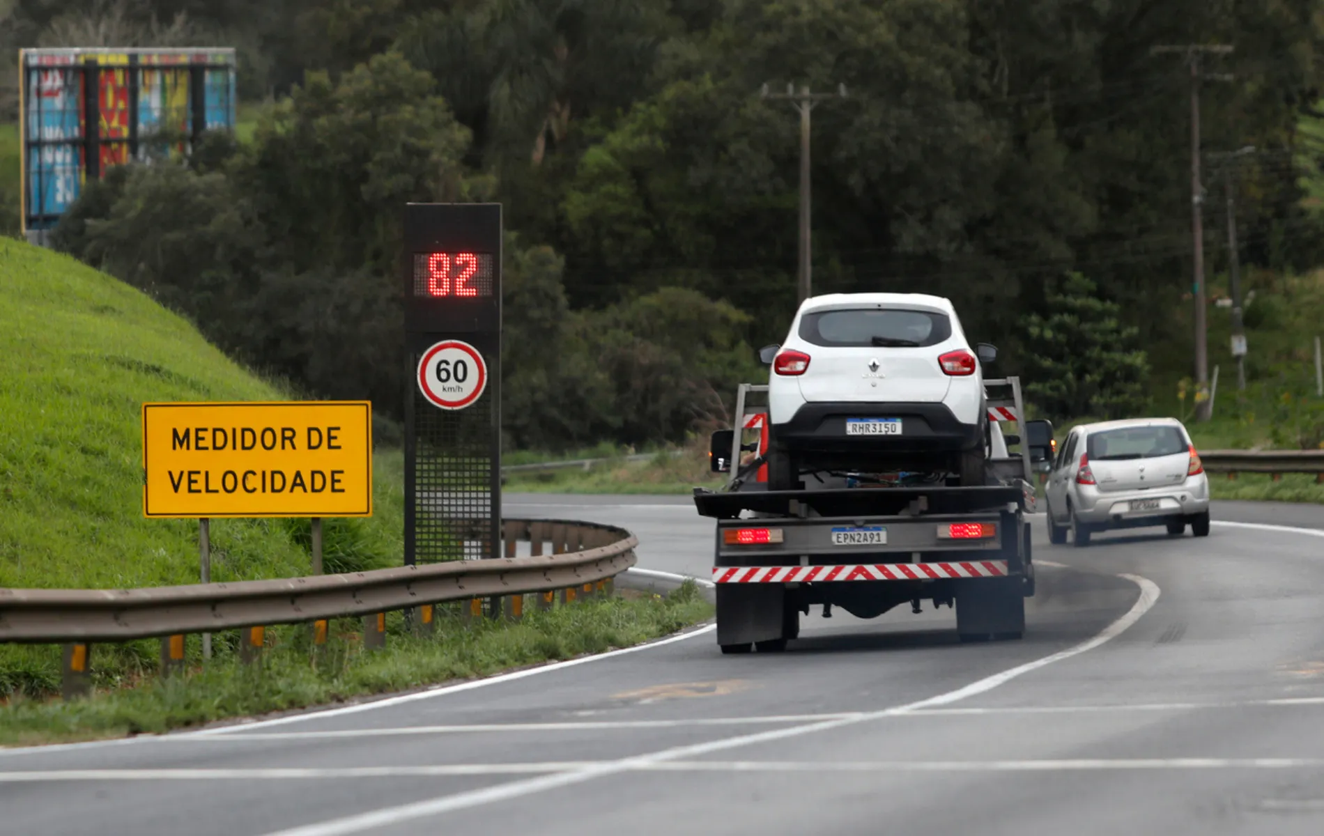 Projeto-piloto de radares que calculam velocidade média é suspenso no Paraná