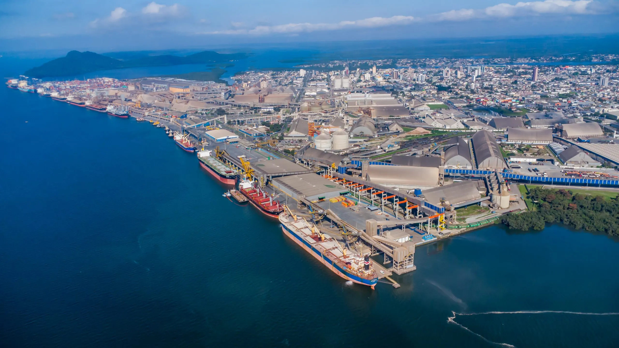 Rocha terminal Paranaguá / vista aérea do Porto de Paranaguá, com destaque á frente para o terminal da Rocha Logística, vários navios enfileirados e atracados no porto, com os terminais, galpões e logística em solo