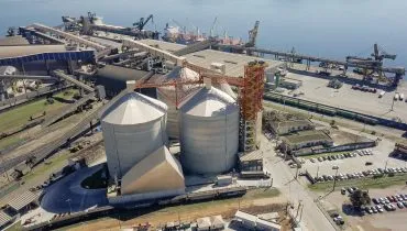 Rocha terminal Paranaguá / vista de cima de navio atracado, descarregando grãos nas esteiras