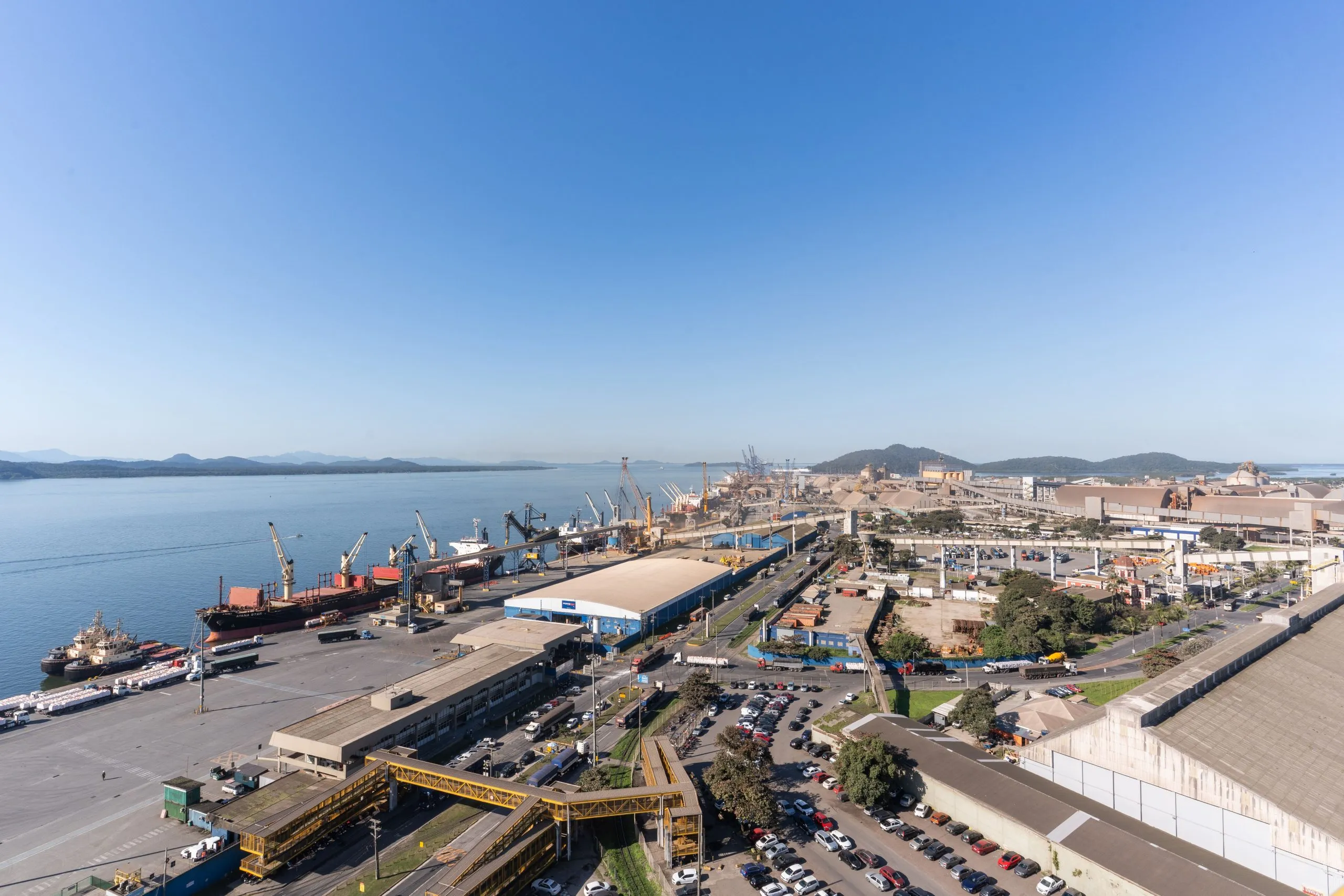 Rocha terminal Paranaguá / vista de cima de navio atracado, descarregando grãos nas esteiras