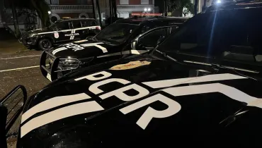 Fotografia de viaturas da Polícia Civil.