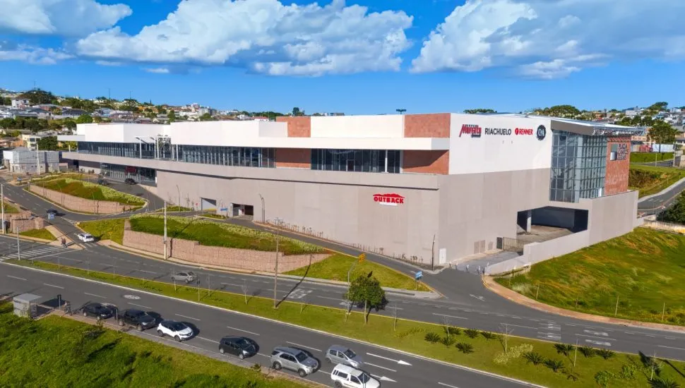 Centro de Convenções Ponta Grossa / vista da fachada do Shopping Plaza