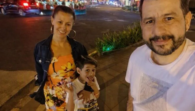 “Uber” da energia / Alexandria / LEX / homem tirando uma selfie com a esposa e o filho