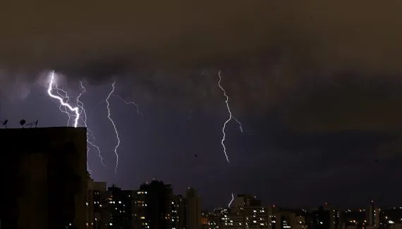 Milhares de raios, estragos no campo e novas chuvas: Paraná enfrenta sequência de tempestades