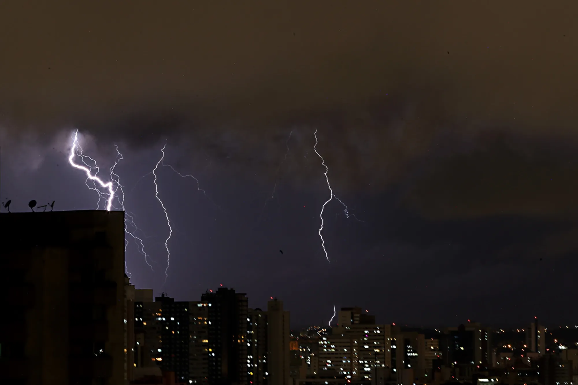 Milhares de raios, estragos no campo e novas chuvas: Paraná enfrenta sequência de tempestades