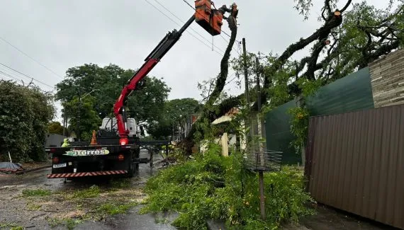Temporais deixam cidade inteira sem luz e interrompem serviços essenciais