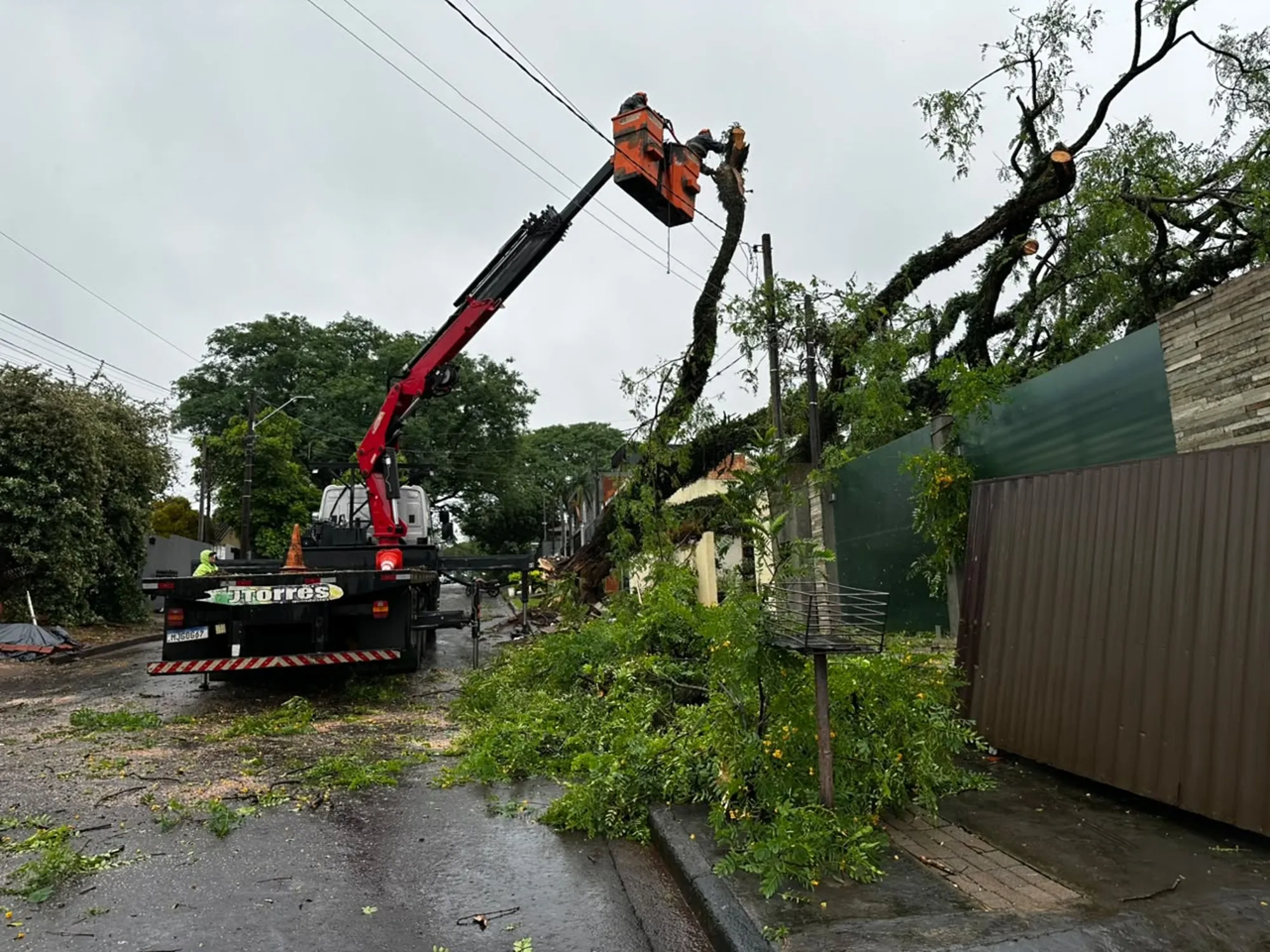 Dia de caos no Paraná: temporais deixam cidade inteira sem luz e interrompem serviços essenciais