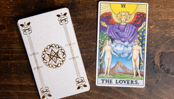 Os Enamorados no Tarot: entenda por que essa carta não fala apenas de amor
