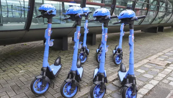 Patinetes elétricos chegam a mais 13 bairros de Curitiba; veja lista