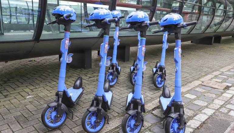 Patinetes elétricos chegam a mais 13 bairros de Curitiba; veja lista
