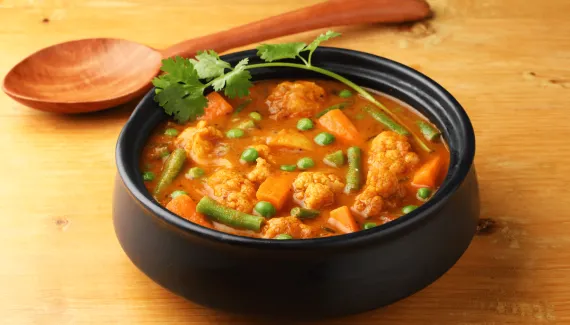 Esse curry de legumes vegetariano é fácil de fazer e combina com o jantar