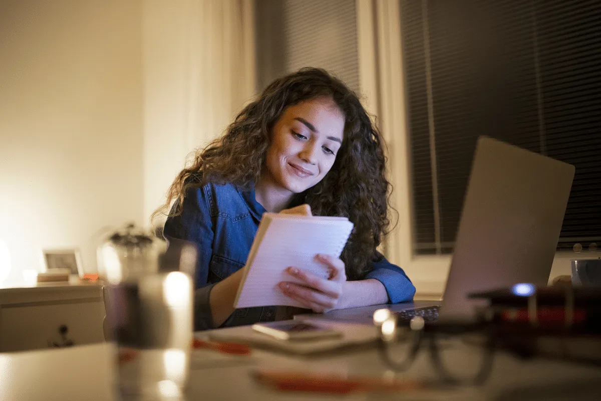 Estudar até tarde ajuda ou atrapalha? Neurologista explica os efeitos no cérebro