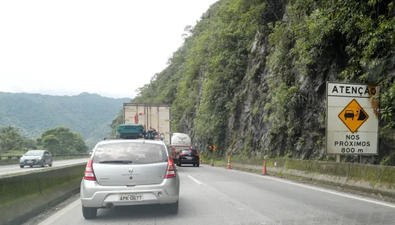 BR-376 tem fila de 5 km e Serra do Mar terá bloqueios nesta sexta (25)