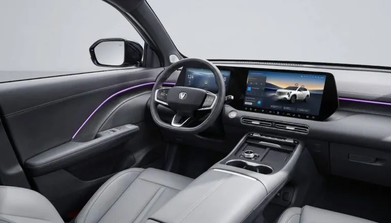 Interior do SUV médio conta com o Smart Cockpit de 24,9 polegadas e central multimídia flutuante de 14,6 polegadas UHD.