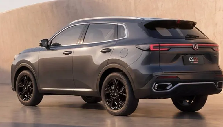 Versão Ultra Hybrid PHEV Flex traz motorização de 286 cv e logotipo traseiro iluminado na tampa do porta-malas.