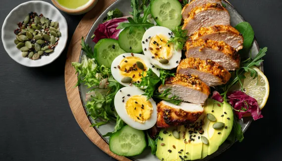 Saladas proteicas para o almoço: 5 receitas saudáveis e ricas em proteínas para aumentar a saciedade