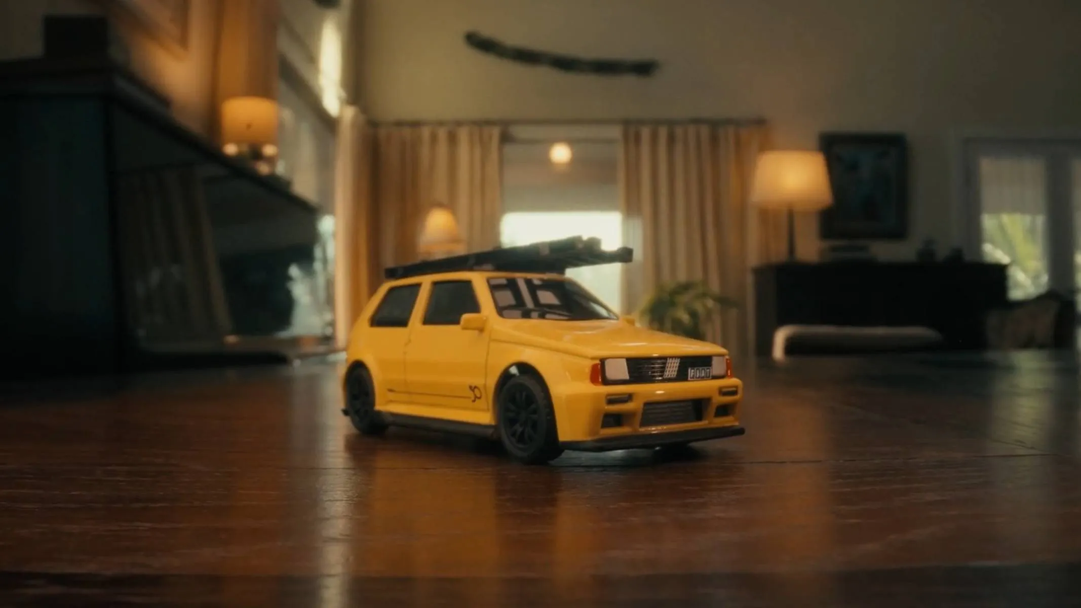 Fiat Uno com escada, uma referência ao meme sobre o modelo