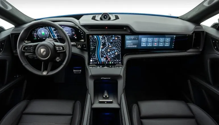Porsche Cayenne Electric interna cluster: Cabine é equipada com o painel curvo OLED Flow Display, quadro digital de 14,25 polegadas e central multimídia de 14,9 polegadas.