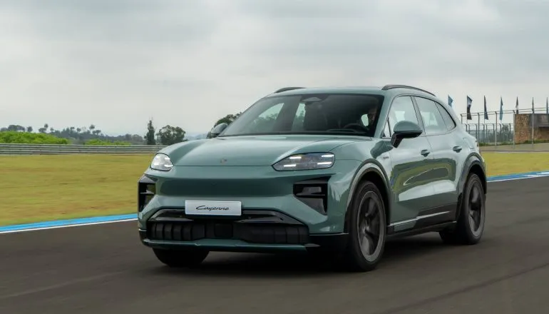 Novo Porsche Cayenne Electric chega ao Brasil com opções de carroceria SUV e Coupé e preços a partir de R$ 900 mil.