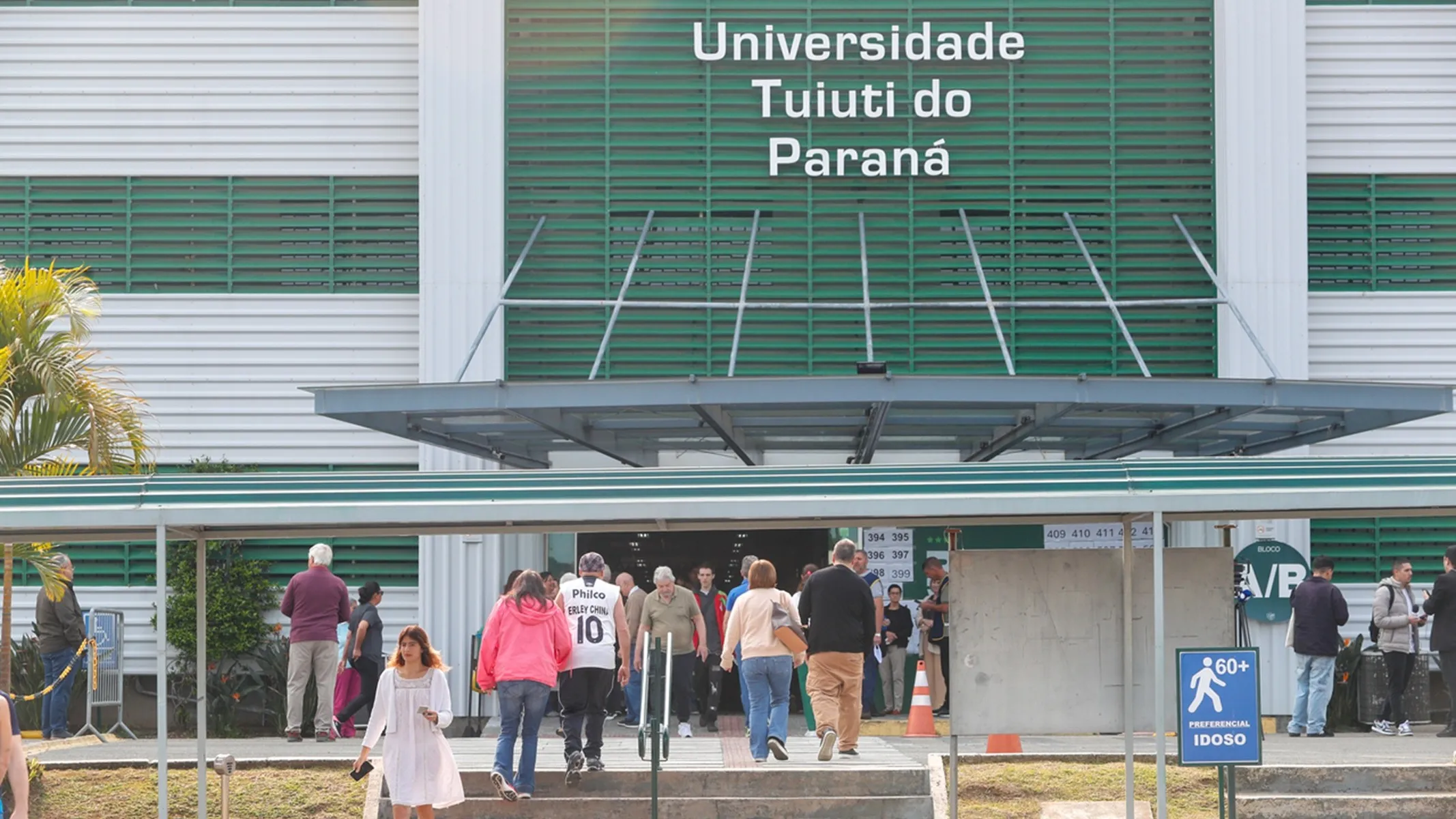 Cena de crime, robôs e julgamento: feira ajuda jovens a escolher profissão em Curitiba