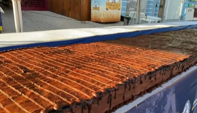 Bolo gigante de mais de 17 metros ocupa rua em Ponta Grossa neste sábado