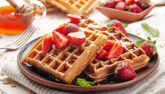 Waffle com morangos: aprenda essa receita fácil e deliciosa para o café da manhã de domingo