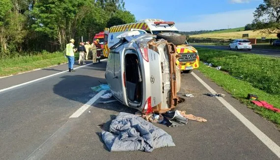 Carro bate contra placa na BR-376 e passageira fica gravemente ferida