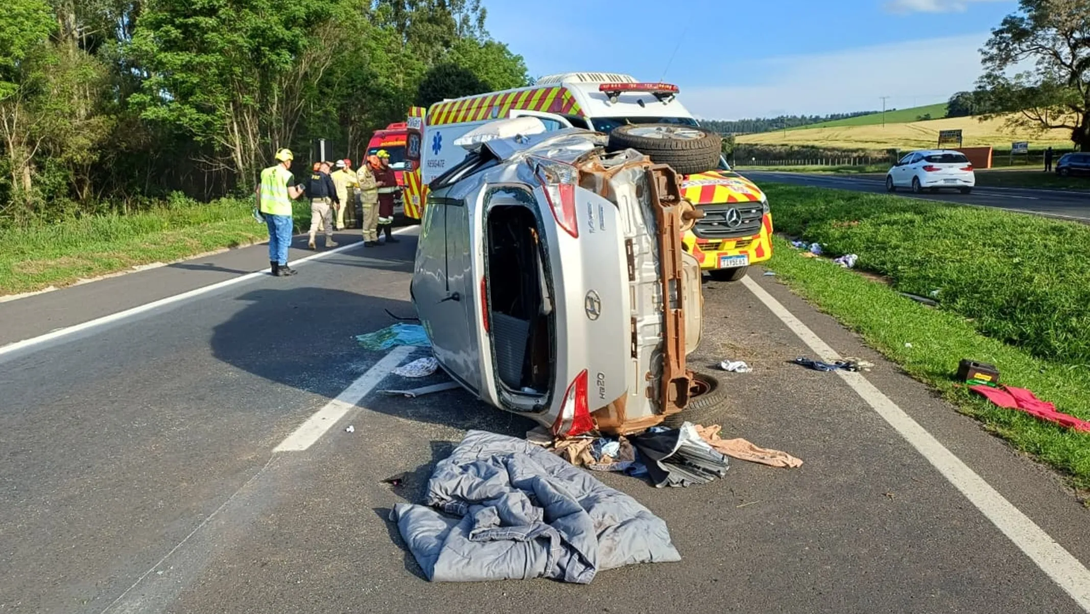 Carro bate contra placa na BR-376 e passageira fica gravemente ferida