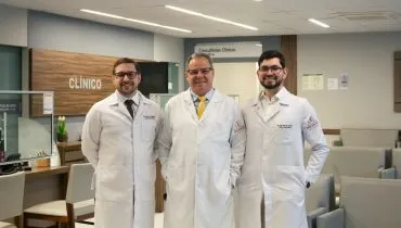 O programa Pâncreas One-Day Clinic é idealizado e coordenado pelo Dr. Eduardo Ramos (ao centro), cirurgião de fígado, pâncreas e vias biliares, e conta também com os médicos Dr. Carlos Callegari, gastroenterologista (à esquerda) e Dr. João Paulo Sanches, cirurgião do aparelho digestivo (à direita). Foto: Eduardo Ramos