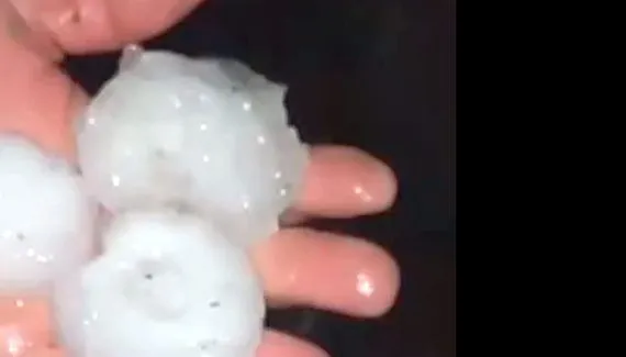 Vento forte e granizo pesado assustam danificam quase mil casas no Paraná