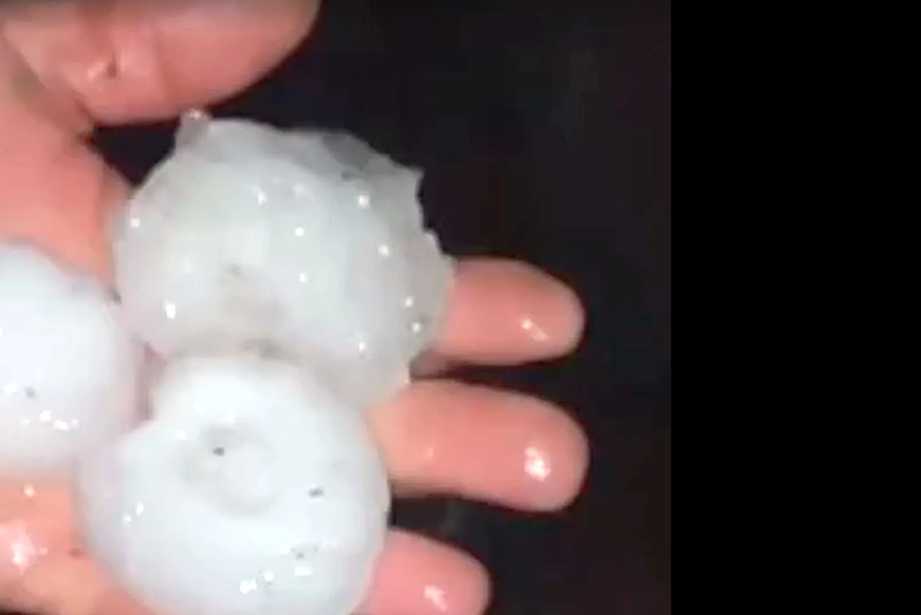 Vento forte e granizo pesado assustam danificam quase mil casas no Paraná