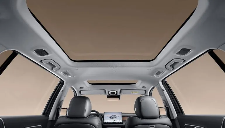 Configurado para seis ocupantes, o SUV oferece poltronas individuais com funções de aquecimento, ventilação e massagem.