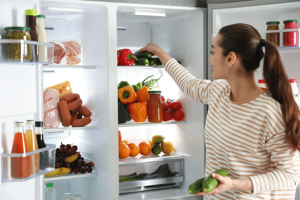 Por que os alimentos estragam mesmo dentro da geladeira? Veja erros que fazem a comida durar menos