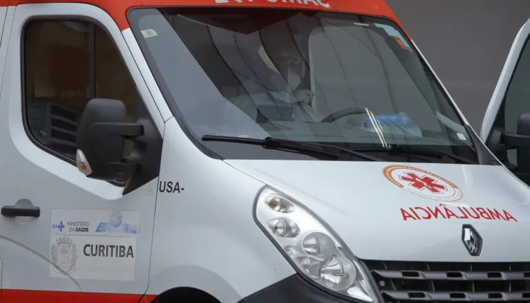 Ônibus fica sem freio e bate em parede de restaurante em Curitiba