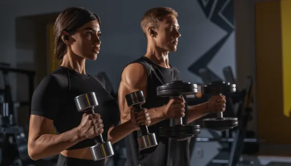 Costas e braços: 5 exercícios para deixar o treino de superiores mais completo