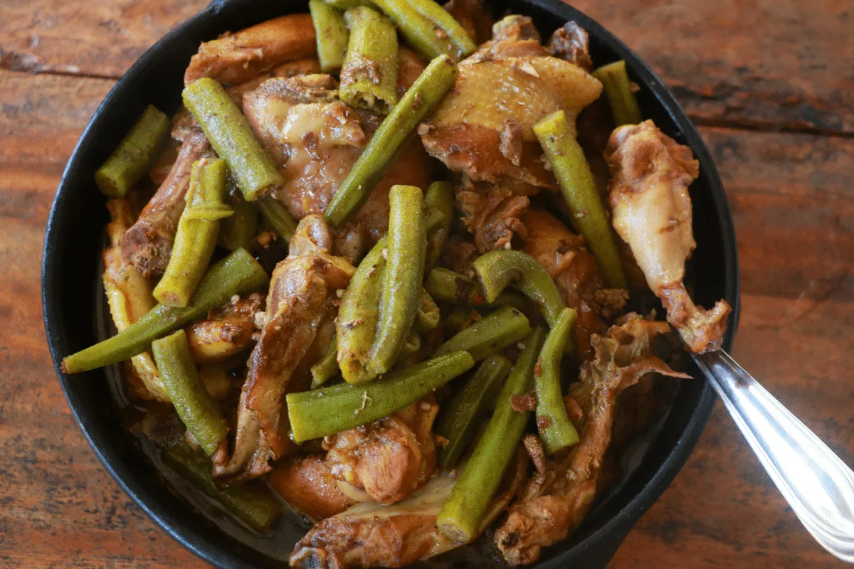Frango caipira com quiabo: aprenda a fazer essa receita tradicional da culinária mineira