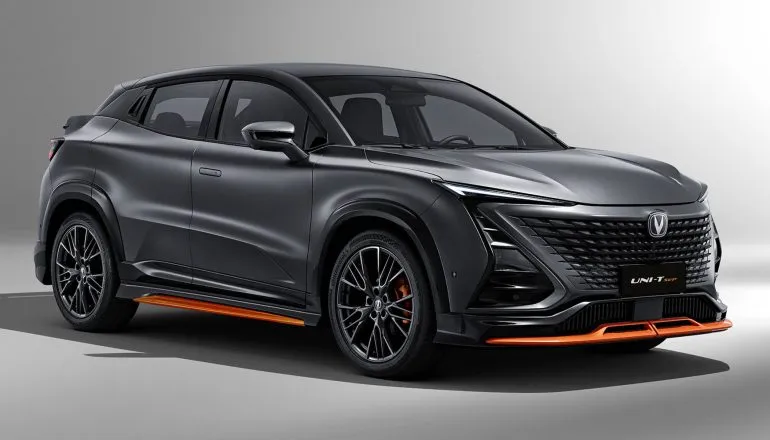 Caoa Changan Uni-t SVP: O visual lateral do pacote SVP destaca as rodas esportivas de aro 20 polegadas em preto brilhante e as pinças de freio laranjas.
