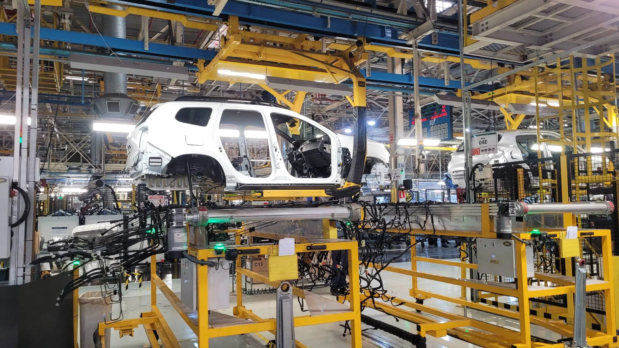 Imagem mostra a fábrica da Renault Geely Brasil, Detalhe para a linha de montagem da Duster no momento antes do casamento entre chassis e carroceria.