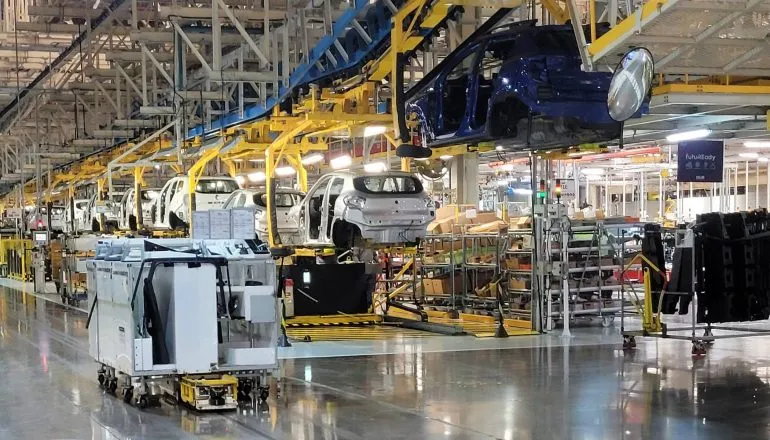 Imagem mostra a fábrica da Renault Geely Brasil. No destaque os robôs autônomos com rotas aleatórias em todo o processo de fabricação.