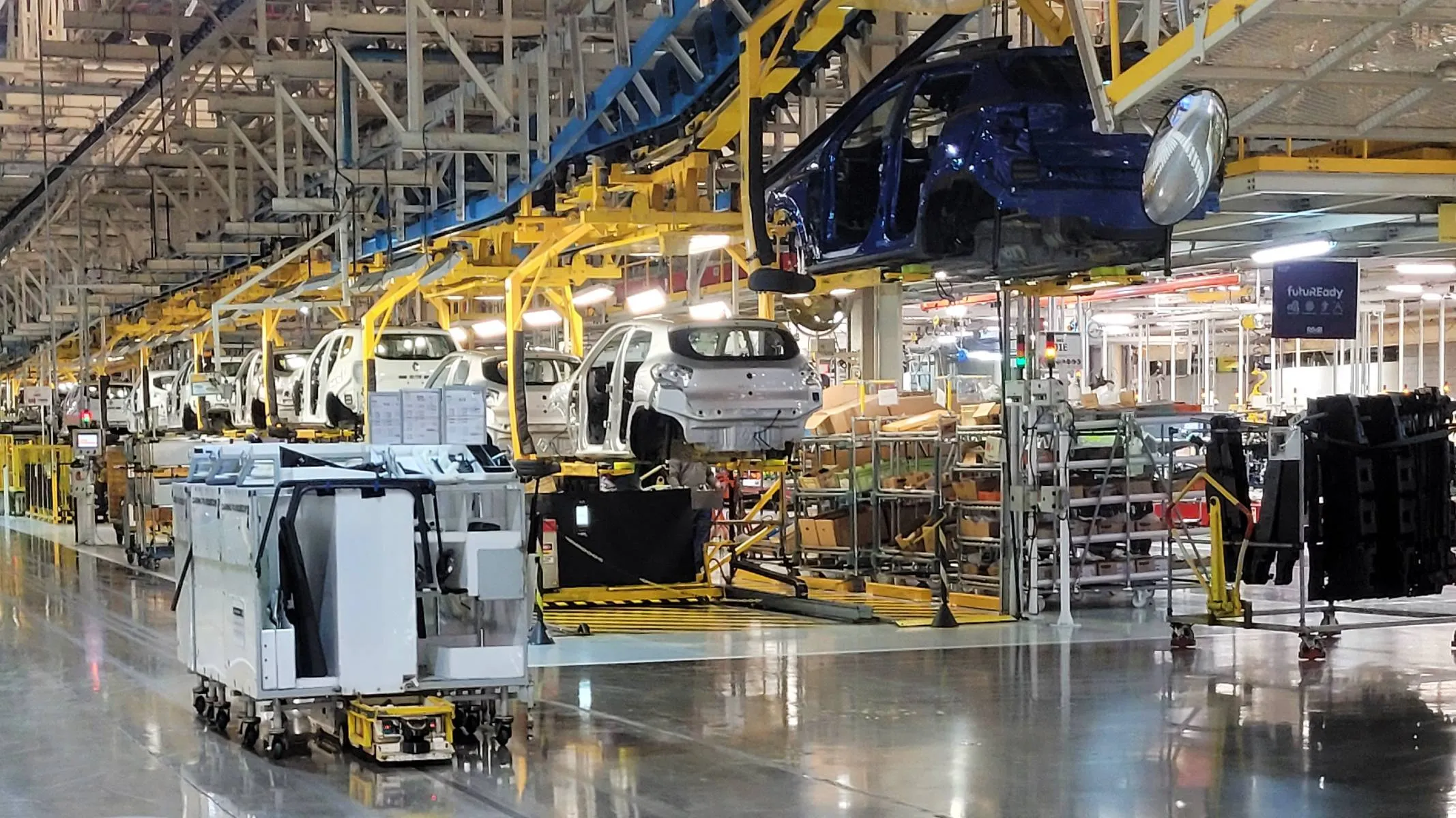 Imagem mostra a fábrica da Renault Geely Brasil. No destaque os robôs autônomos com rotas aleatórias em todo o processo de fabricação.