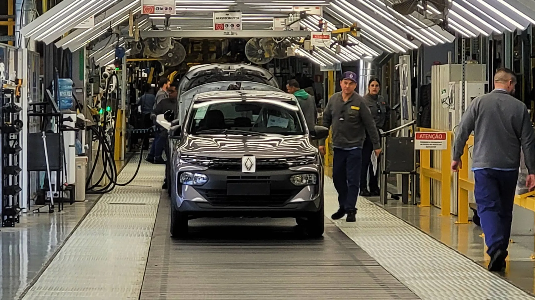 Imagem mostra a fábrica da Renault Geely Brasil. No detalhe o fim da linha de montagem, o momento em que os carros são ligados pela primeira vez.